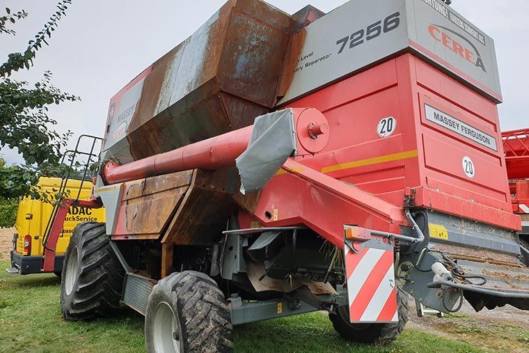 Mähdrescher wird von Kran Völkl geborgen