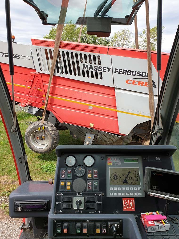 Mähdrescher wird von Kran Völkl geborgen