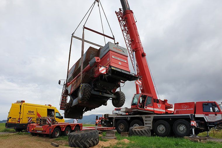 Mähdrescher wird von Kran Völkl geborgen