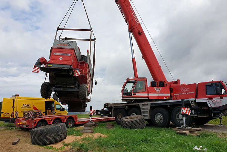Mähdrescher wird von Kran Völkl geborgen