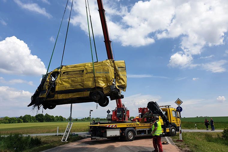 Unfall eines Sprinters mit einem Müllwagen wird von Kran Völkl bereinigt