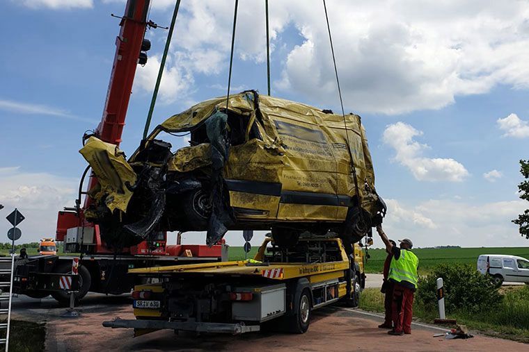 Unfall eines Sprinters mit einem Müllwagen wird von Kran Völkl bereinigt