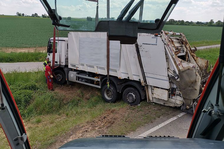 Unfall eines Sprinters mit einem Müllwagen wird von Kran Völkl bereinigt