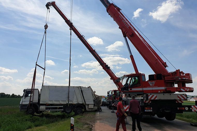 Unfall eines Sprinters mit einem Müllwagen wird von Kran Völkl bereinigt
