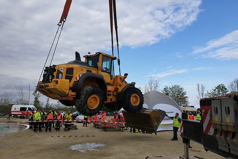 Radlader wird von Kran Völkl aus einem See geborgen