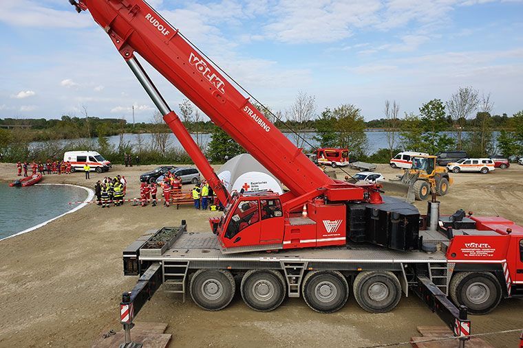 Radlader wird von Kran Völkl aus einem See geborgen