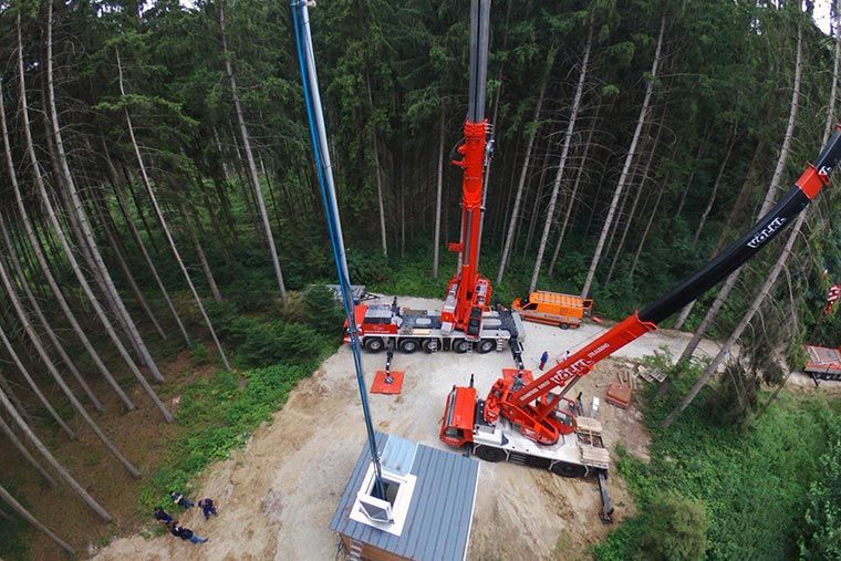 Mitarbeiter von Kran Völkl holen ein Rohr aus einem Brunnen