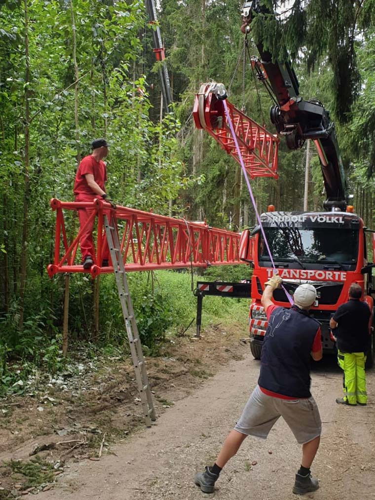 Mitarbeiter von Kran Völkl  auf einem Kran