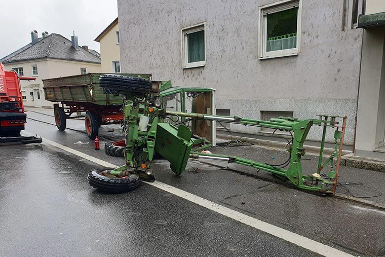 Ein Traktorunfall wird von Kran Völkl bereinigt