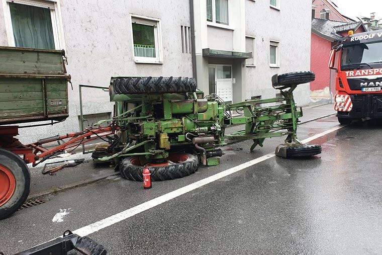 Ein Traktorunfall wird von Kran Völkl bereinigt