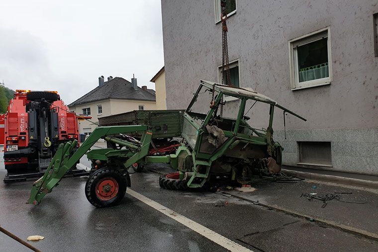 Ein Traktorunfall wird von Kran Völkl bereinigt