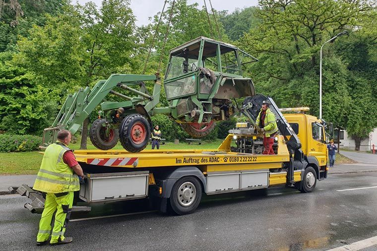 Ein Traktorunfall wird von Kran Völkl bereinigt