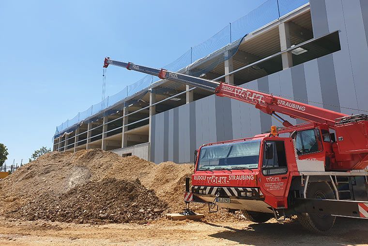 Wandplatte wird von Kran Völkl gesetzt