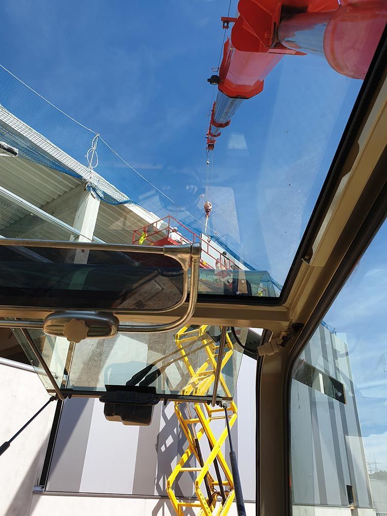 Wandplatte wird von Kran Völkl gesetzt