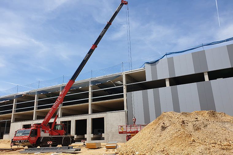 Wandplatte wird von Kran Völkl gesetzt
