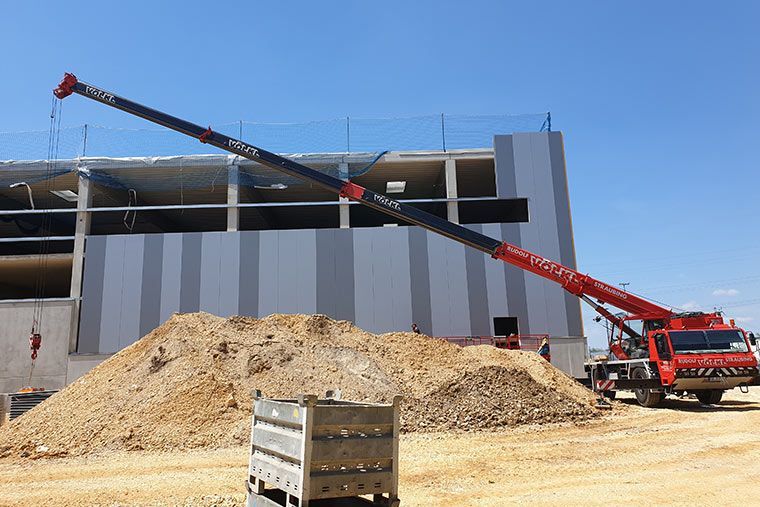 Wandplatte wird von Kran Völkl gesetzt