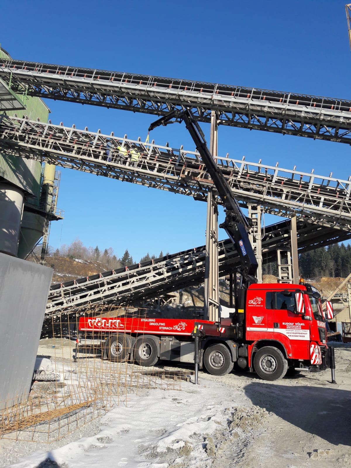 Orangener LKW-Ladekran