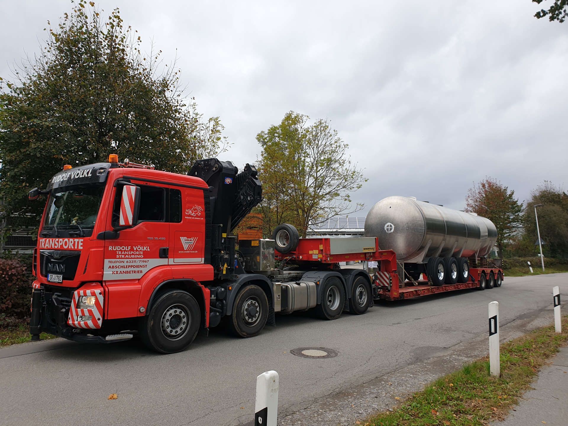 Schwertransporter im Sonnenuntergang