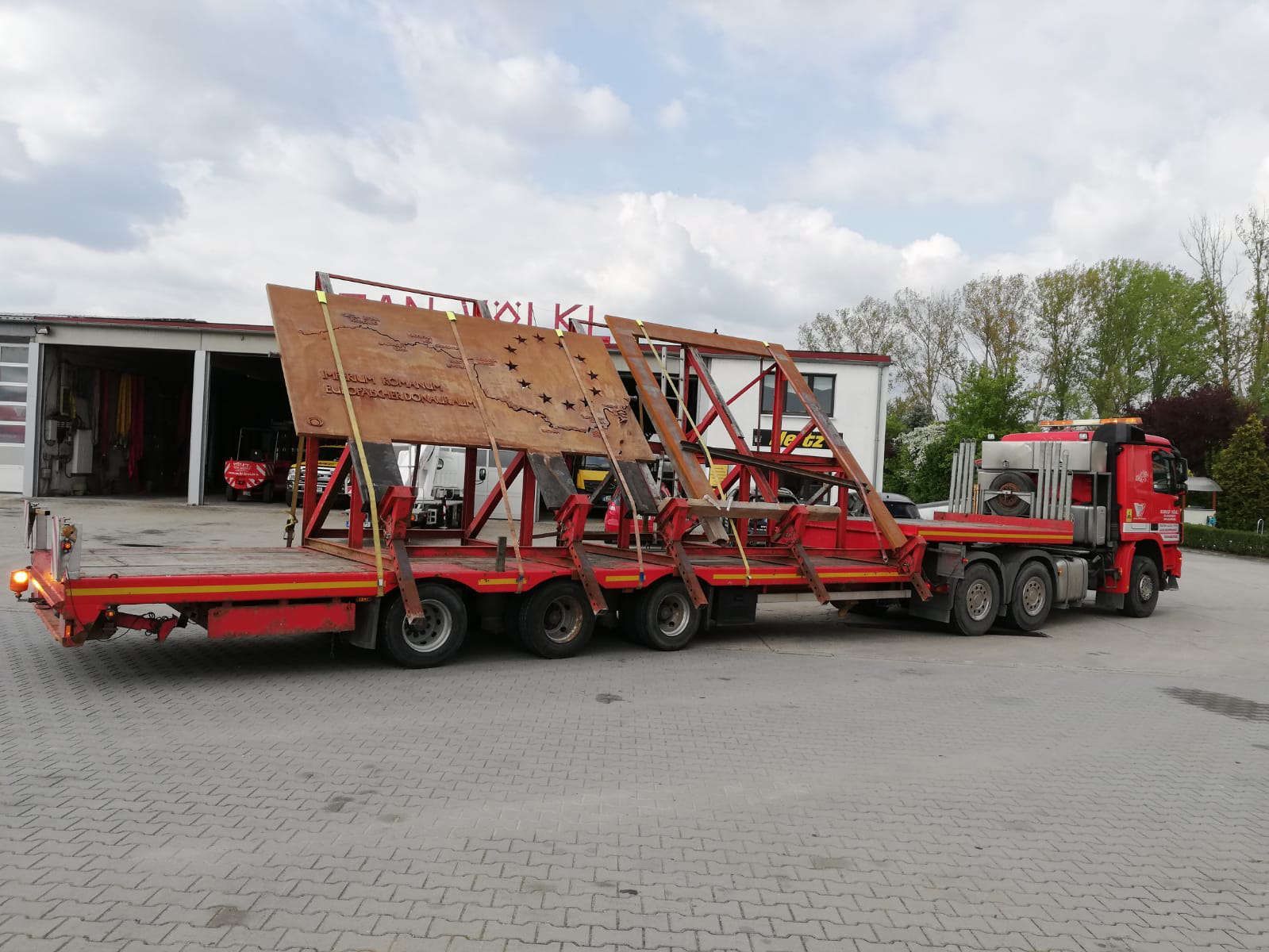 Mobilkran auf einer Straße