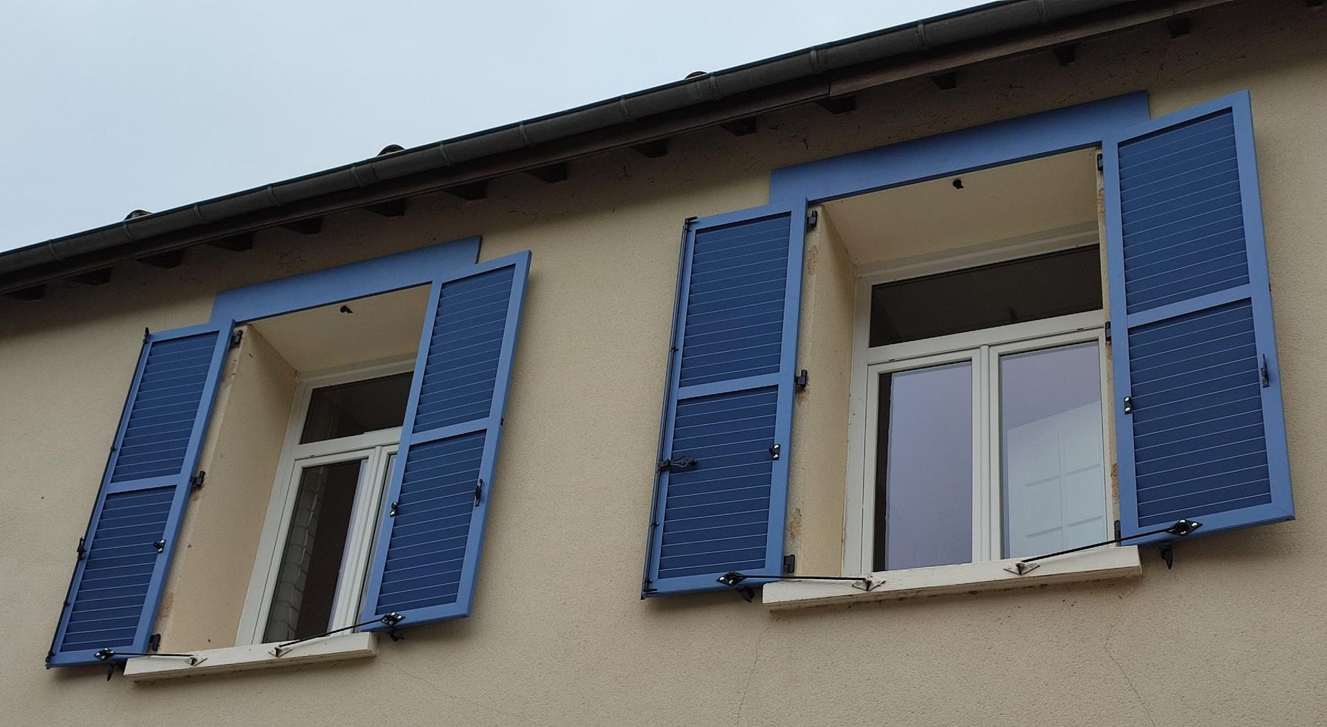 Volet battant bleu pigeon