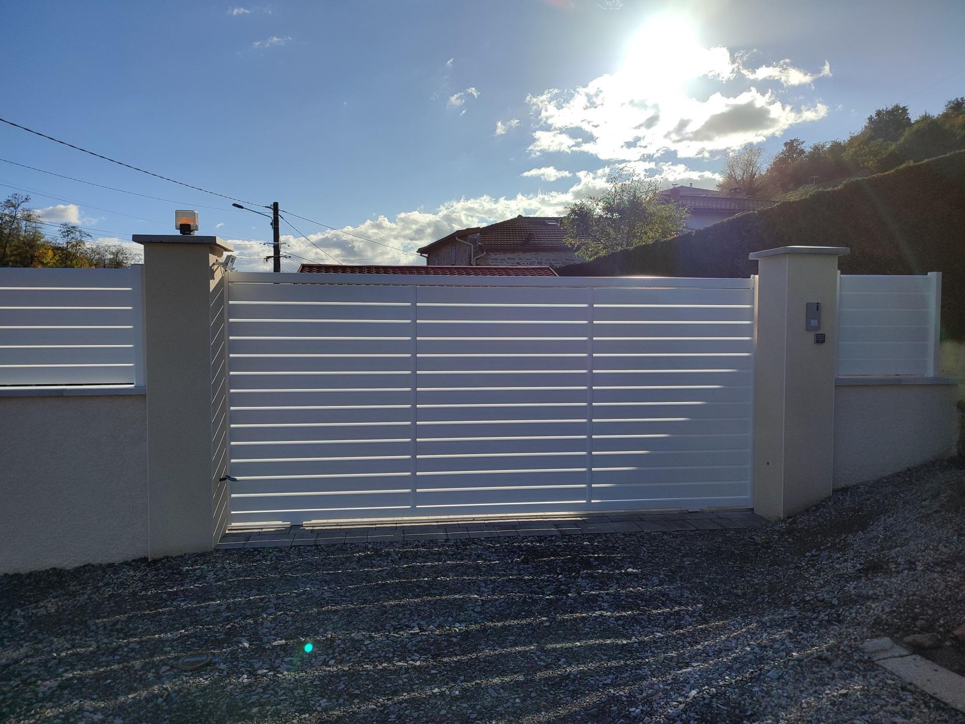 Portail blanc motorisé