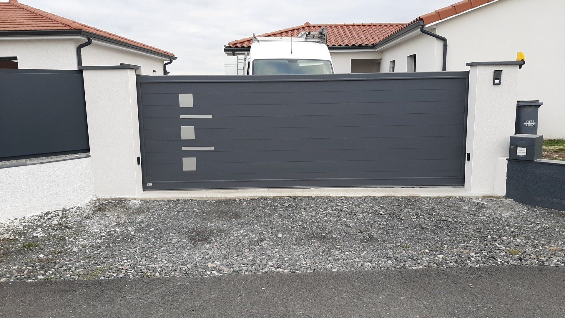 Portail noir motorisé