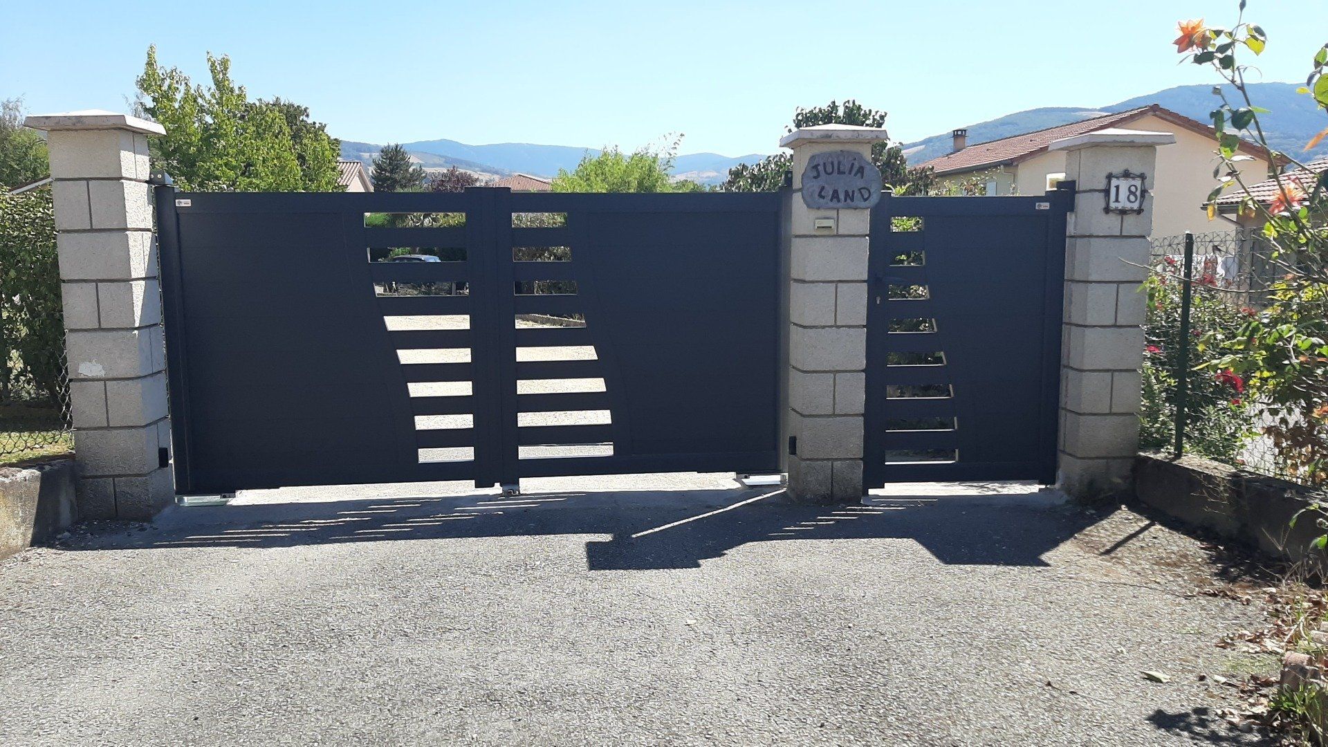 Portail noir métallique