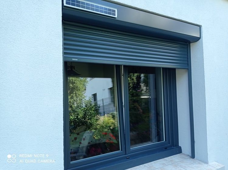 Fenêtre et volet roulant solaire
