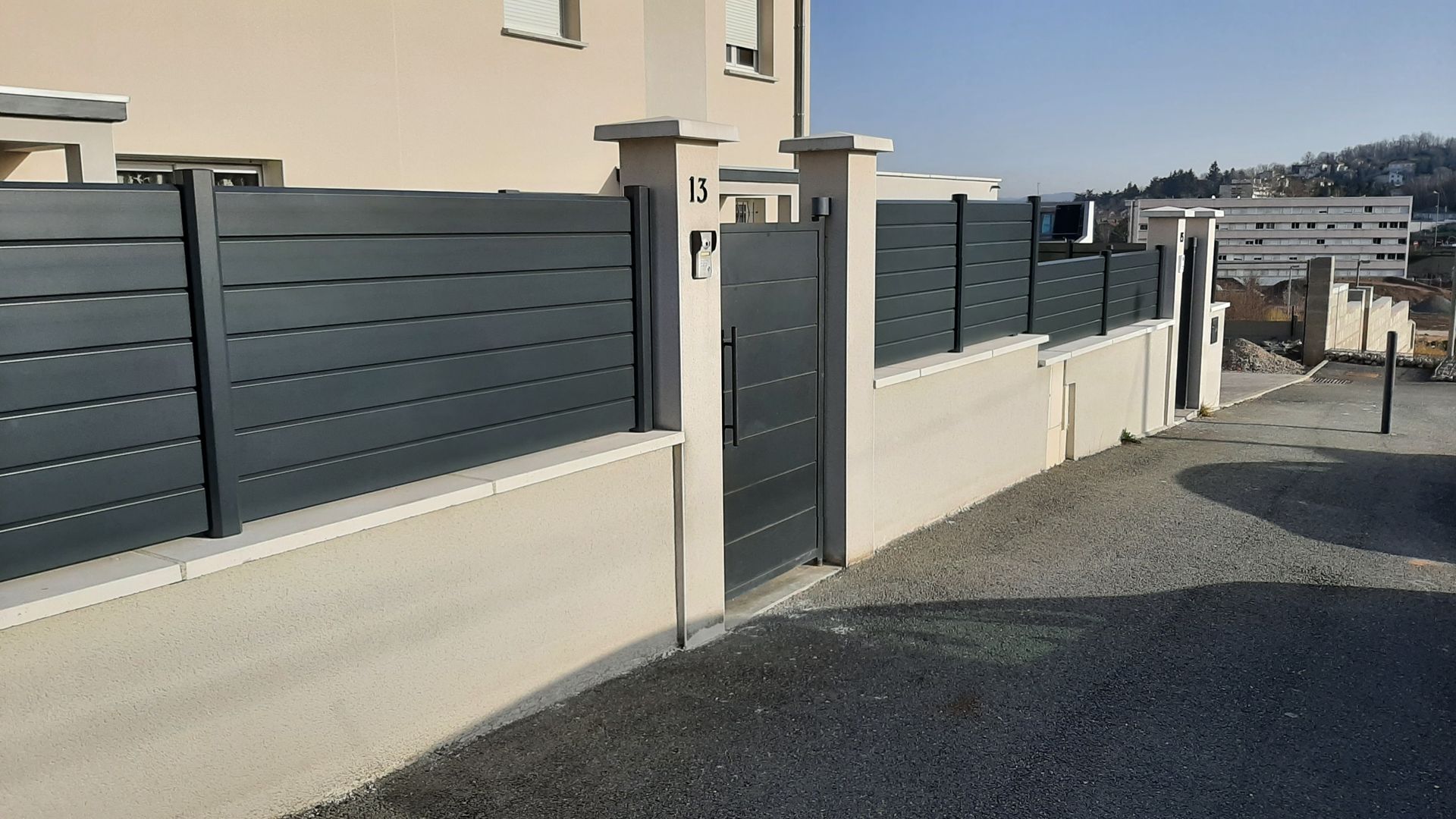 Portillon et clôture sur muret