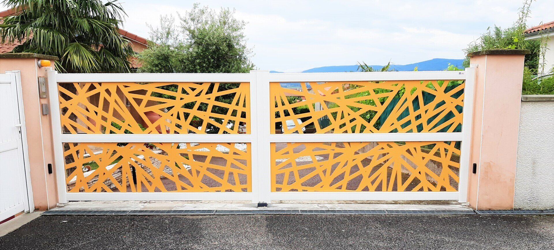 Portail ajouré jaune