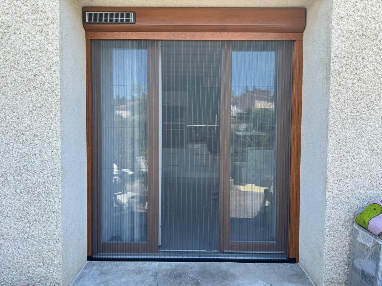 Fenêtre avec coffre de volet roulant solaire