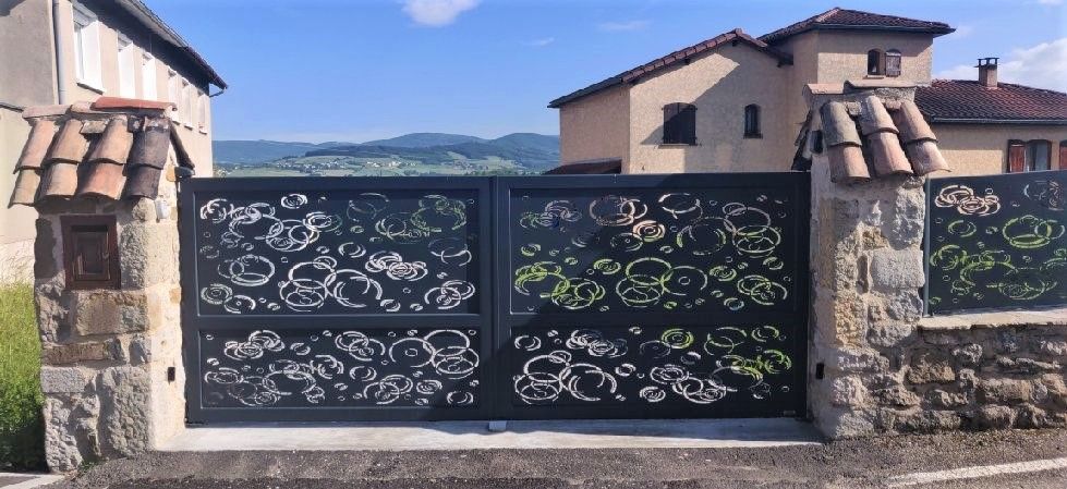 Portail anthracite ajouré avec motifs