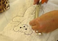 Mit dem Stickcomputer lassen sich sogar Kuscheltiere herstellen.