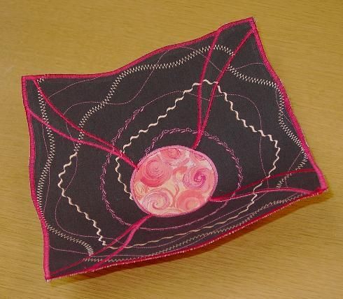 Mit der richtigen Einlage und Schnitt bekommen verzierte Stoffe den richtigen Stand.