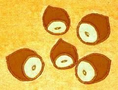 Mit der richtigen Einlage und Schnitt bekommen verzierte Stoffe den richtigen Stand.