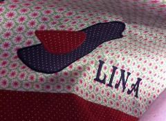 und dann einen Vorhang genäht.	
