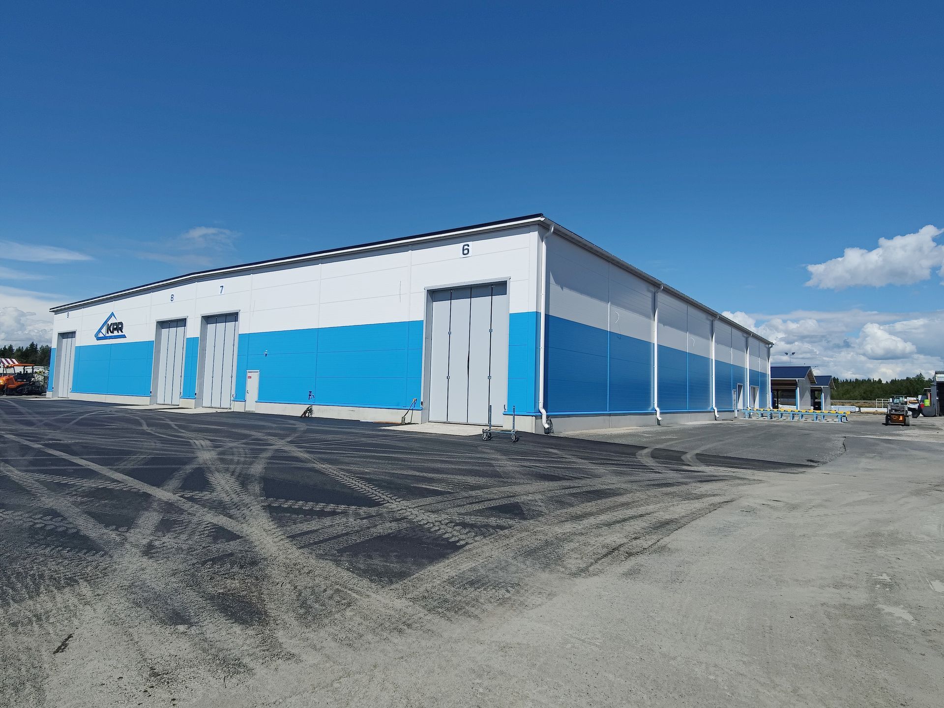 Sinivalkoinen rakennus