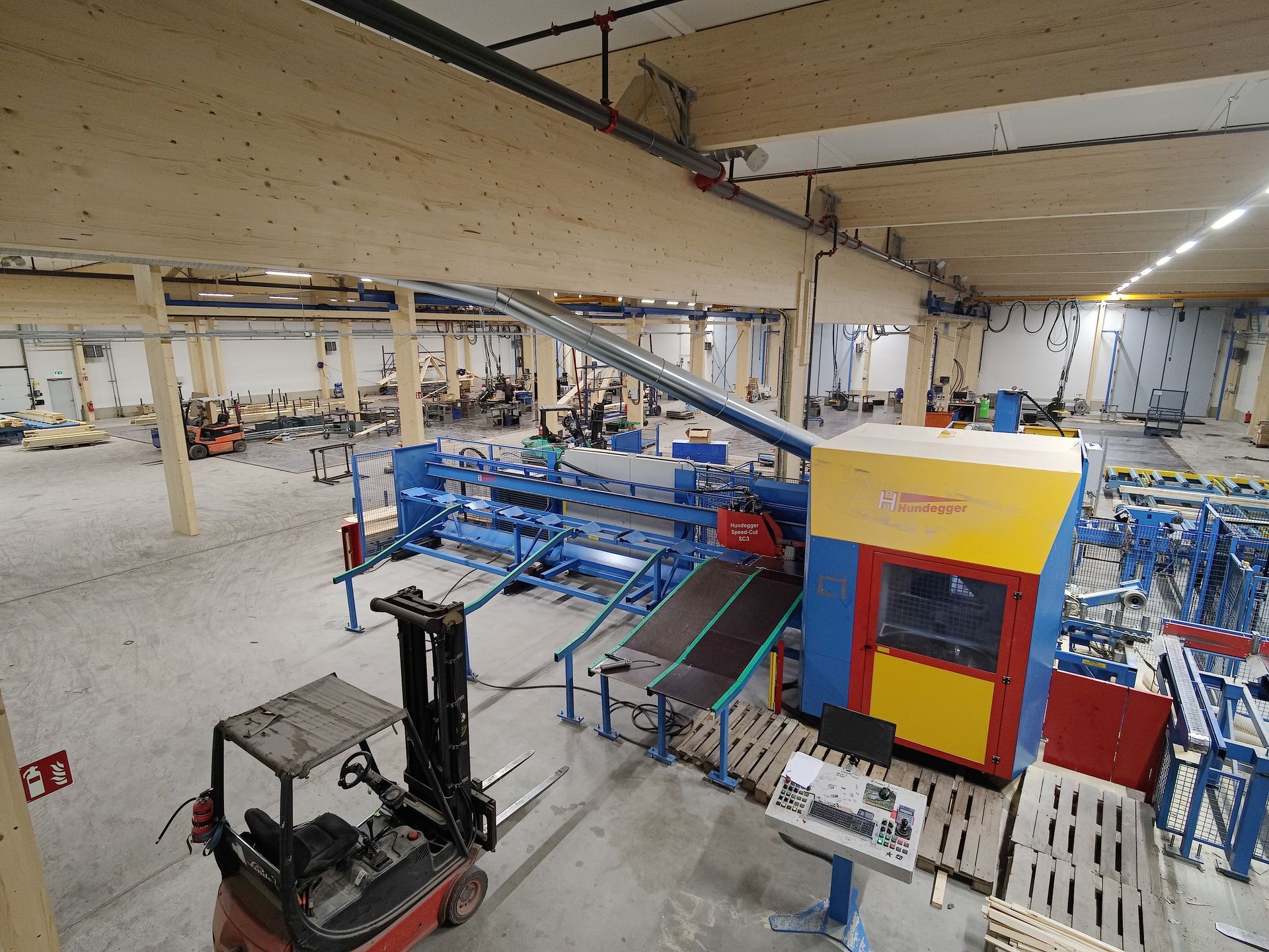 Trukki on pysäköitynä varastoon