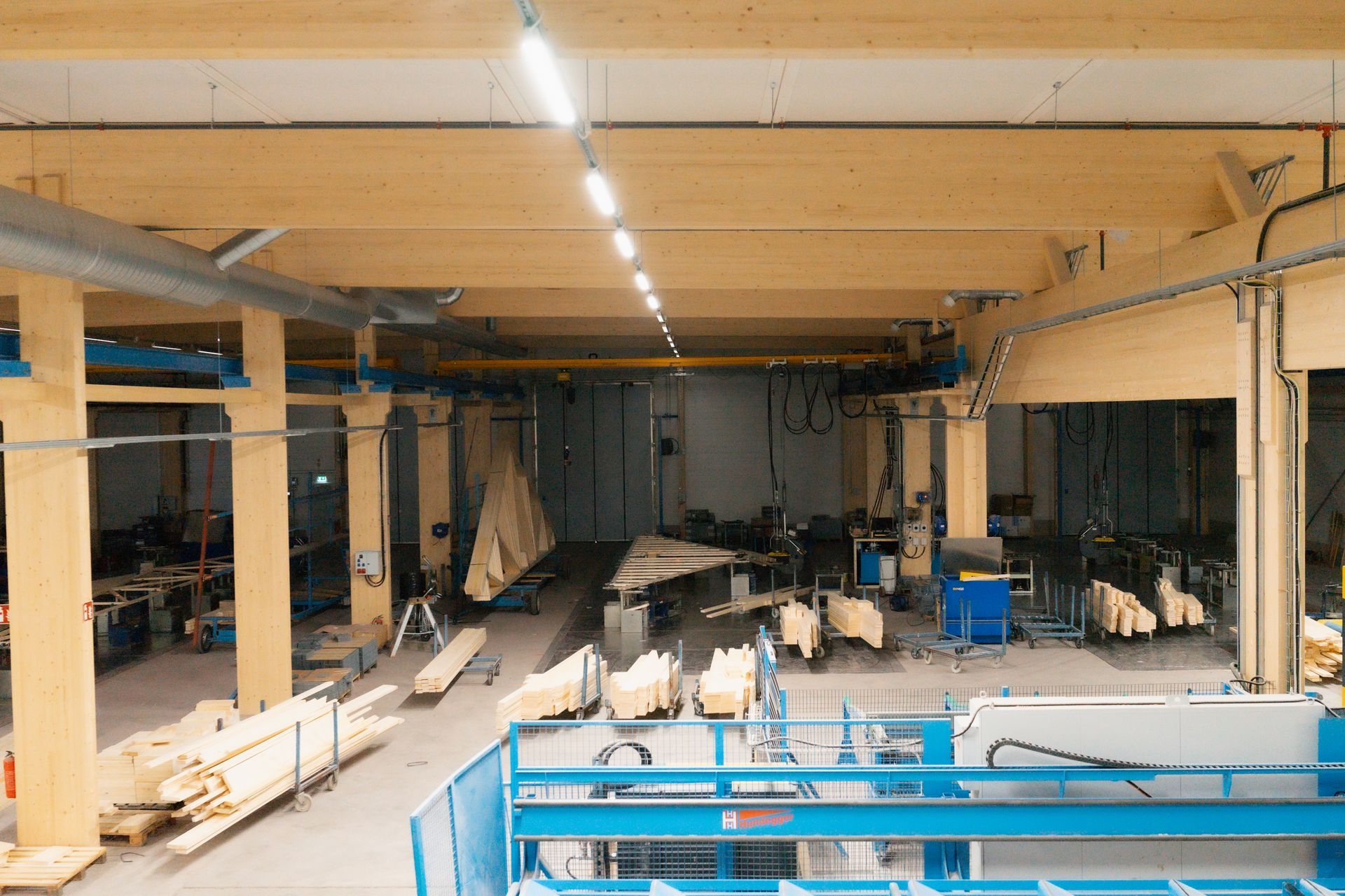Suuri varasto, jossa on paljon puuta ja koneita