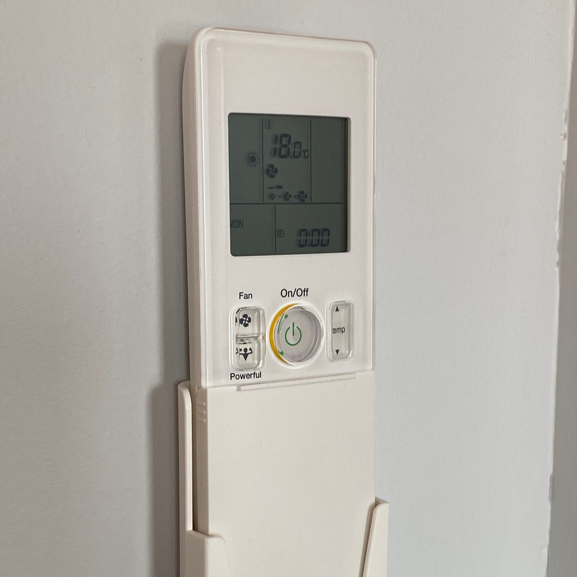 Télécommande de climatisation sur son support