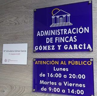 Un cartel que dice atención al público.