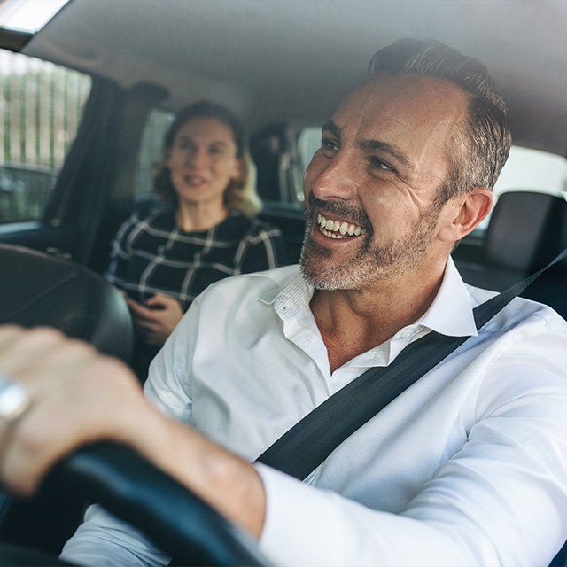 Chauffeur souriant à sa passagère