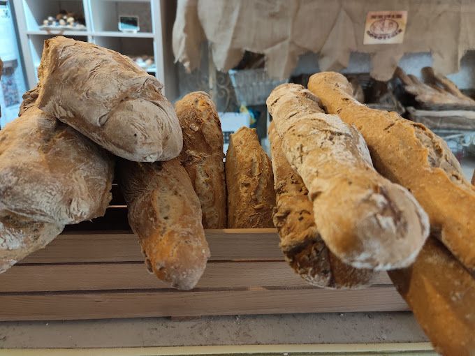 Un montón de palitos de pan están sobre una mesa de madera.