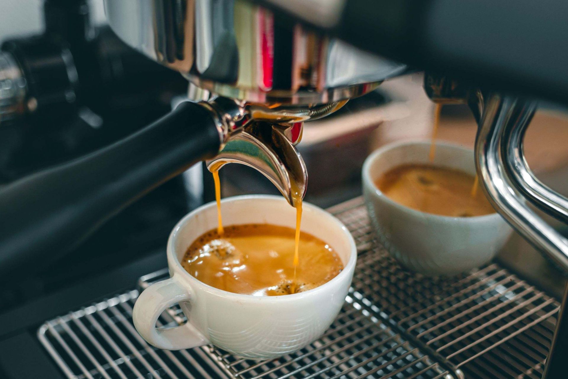 Se vierte una taza de café en una máquina de café.
