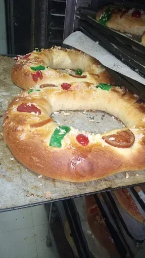 Una hogaza de pan está colocada encima de una bandeja en un horno.