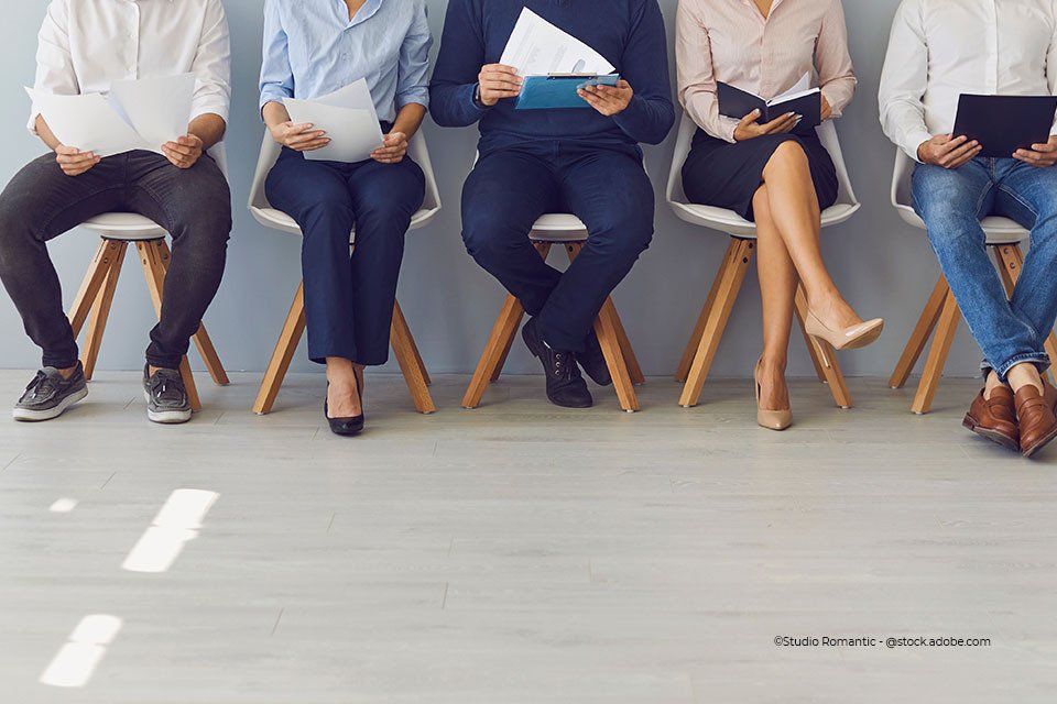 Mitarbeiter sitzen in einer Reihe