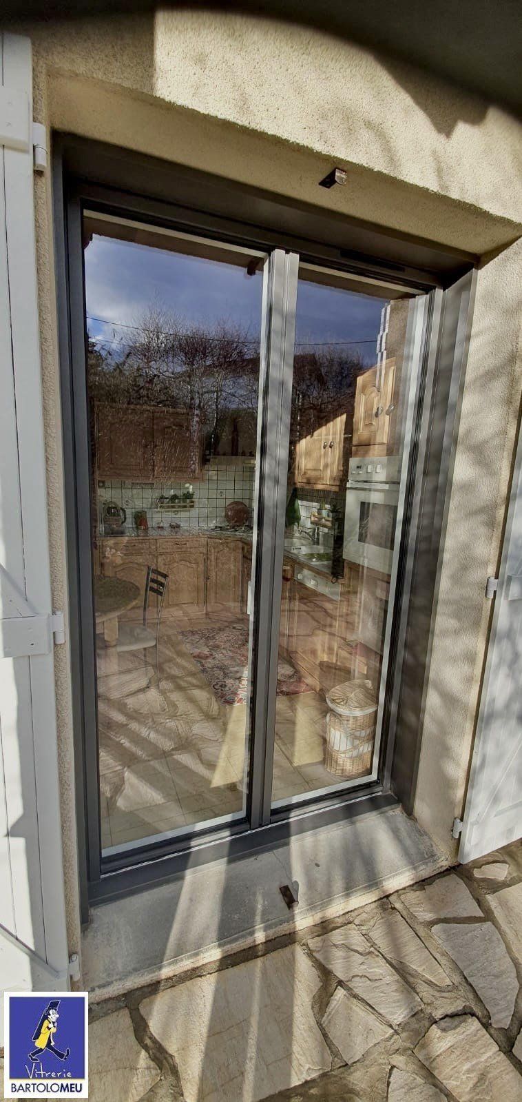 Porte-fenêtre gris anthracite vue de l'extérieur