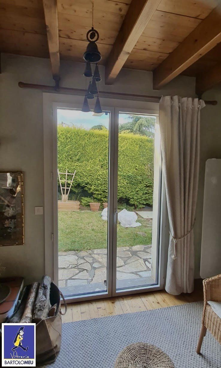 Porte-fenêtre blanche vue de l'intérieur