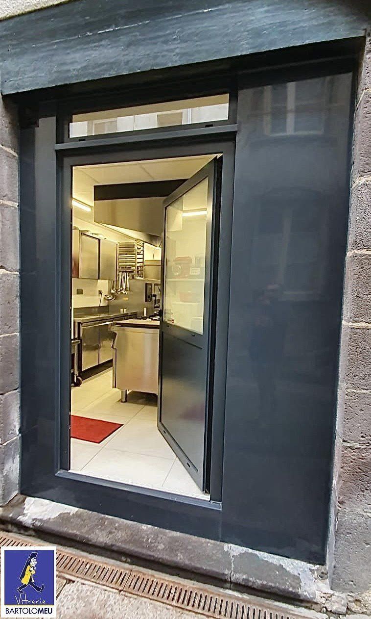 Porte commerce ouverte sur une cuisine professionnelle