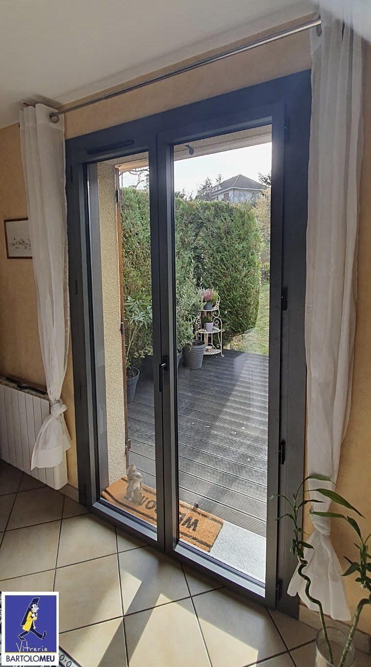 Porte-fenêtre grise 